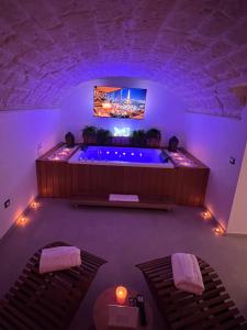 a jacuzzi tub with a tv in a room at Buonaventura house in Triggiano