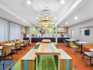 a dining room with tables and chairs and a cafeteria at Spark By Hilton Ann Arbor South in Ann Arbor