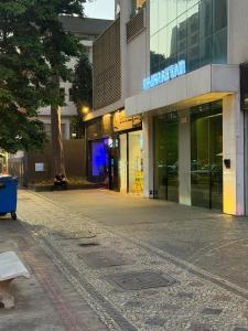 an empty street in front of a building at Studio aconchegante in Belo Horizonte