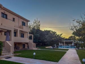 a building with a yard and a swimming pool at Seliandros Aura Villa in Dhiminión