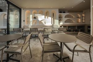 a restaurant with tables and chairs in a room at Arka Hotel in Viña del Mar