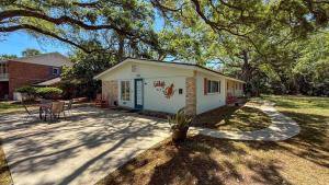 a small white house with a table and chairs at Cuddlefish in Jekyll Island