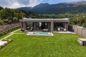 a house with a large yard with a swimming pool at Hotel Finca Campo Bello in Cerro Verde