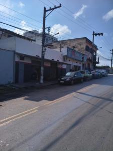 a street with cars parked in front of buildings at Hospedagem Campestre da Dutra 01 in Barra Mansa