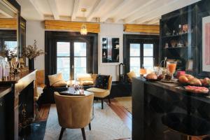 a kitchen and living room with a counter and chairs at Le Boudoir in Lyon