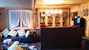 Televiisor ja/või meelelahutuskeskus majutusasutuses Chesa Prema Bed & Breakfast - Restaurant