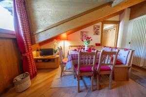 a dining room with a table and chairs at Chalet Adda - Appartamento mansarda con garage privato in Bormio
