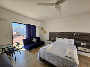 ein Schlafzimmer mit einem großen Bett und einem blauen Sofa in der Unterkunft Casa Xtao Hotel in Santa Cruz Huatulco + 38 Fotos