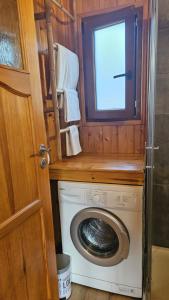 a washer and dryer in a room with a window at Sole d'Oro in San-Nicolao