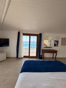 a bedroom with a bed and a view of the ocean at Üzüm İskelesi in Ahmetçe