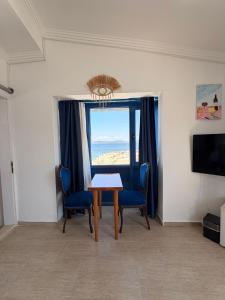 a dining room with a table and chairs and a window at Üzüm İskelesi in Ahmetçe +98 photos