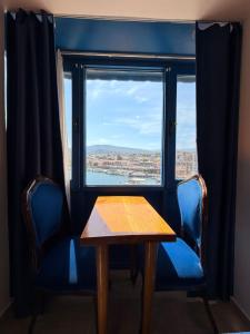 a table and chairs in a room with a window at Üzüm İskelesi in Ahmetçe