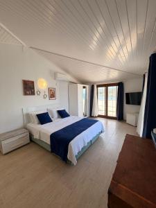 a large bedroom with a large bed with blue sheets at Üzüm İskelesi in Ahmetçe
