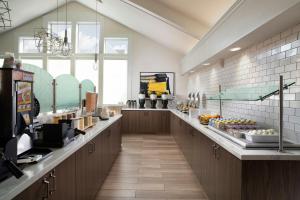 a large kitchen with aasteryasteryasteryasteryasteryasteryasteryasteryasteryasteryastery at Residence Inn by Marriott New Orleans Metairie in Metairie