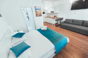 a bedroom with a large bed and a couch at TiLiA Breeze Studio Saturn in Saturn
