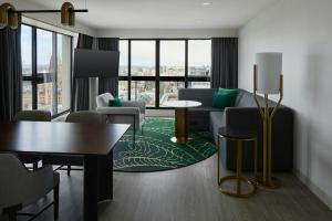 ein Wohnzimmer mit Sofa und Tisch in der Unterkunft Ottawa Marriott Hotel in Ottawa + 49 Fotos
