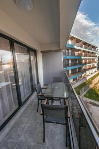 a balcony with a table and chairs and a building at TiLiA Breeze Studio Saturn in Saturn
