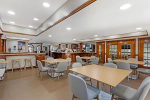 a restaurant with tables and chairs and a bar at Comfort Suites Sumter near Shaw AFB in Sumter