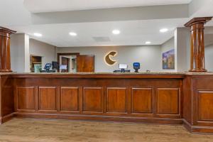 a bar in a waiting room with a crescent moon on the wall at Comfort Suites Sumter near Shaw AFB in Sumter +39 photos