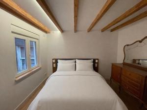 a bedroom with a bed and a window at Alcacer 4 - 2 in Puentedeume