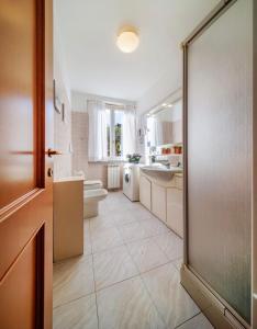 a bathroom with a toilet and a tub and a sink at La Finca Bellagio in Bellagio +4 photos