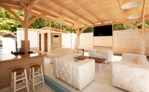 Μια τηλεόραση ή/και κέντρο ψυχαγωγίας στο Tarsanas Studios