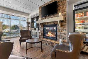 a living room with a fireplace and a tv at Hampton Inn Guntersville in Guntersville