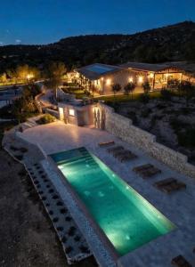 an overhead view of a swimming pool at night at ORTO NOTO - Agri Resort in Noto