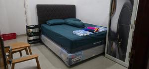 ein Schlafzimmer mit einem Bett in einem Zimmer mit einem Fernseher in der Unterkunft Mesirom B&B in Dili + 7 Fotos