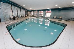 ein großes Schwimmbecken mit blauem Wasser in einem Gebäude in der Unterkunft DoubleTree by Hilton Bloomington in Bloomington