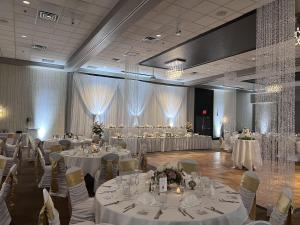ein Festsaal mit weißen Tischen und Stühlen in der Unterkunft DoubleTree by Hilton Bloomington in Bloomington + 70 Fotos