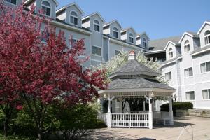 a gazebo in front of a building at Hampton Inn Burlington - Colchester in Burlington