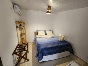 a small bedroom with a bed and a ladder at Pousada Zayon Jeri in Jericoacoara