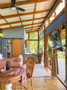 a living room with a table and a tv at Loft Pitangueira in Petrópolis