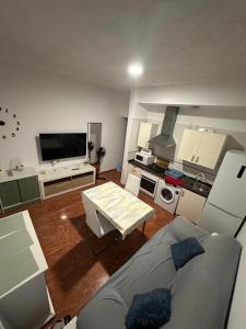 a living room with a couch and a table at Apartamento La Línea 1 in La Línea de la Concepción