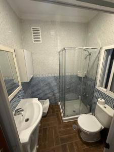 a bathroom with a shower and a toilet and a sink at Apartamento La Línea 1 in La Línea de la Concepción