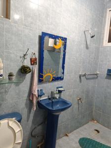 ein Badezimmer mit einem blauen Waschbecken und einer Toilette in der Unterkunft Seidy del Mar in Telchac