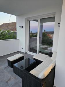 a living room with a couch and a glass table at Brisa de Sálvora in Ribeira