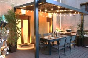 Ein schwarzer Tisch und Stühle auf einer Terrasse mit Lichtern in der Unterkunft Edificio Privado con Terraza in Haro + 28 Fotos