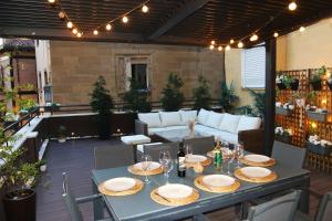 eine Terrasse mit Tisch und Sofa in der Unterkunft Edificio Privado con Terraza in Haro