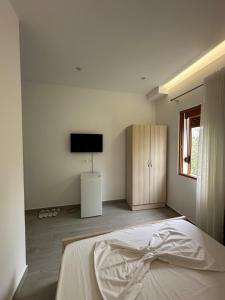 a bedroom with a bed and a flat screen tv at Visi Villa Berat in Berat