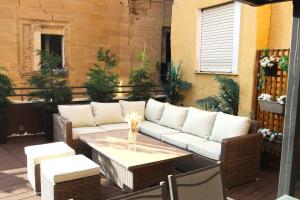 eine Terrasse mit einem weißen Sofa und einem Tisch in der Unterkunft Edificio Privado con Terraza in Haro