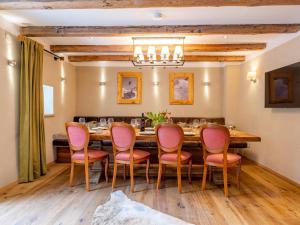 a dining room with a table and chairs at Biber Art Apartment 2 Small in Biberwier