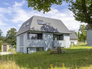 a white house with a gambrel roof at Schulzenhufe an der Ostsee in Beckerwitz