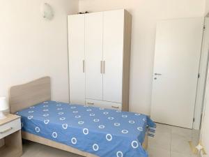 a bedroom with a bed and a white cabinet at VILLA ARCANGELO Lo in Mandatoriccio Marina