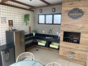 a fast food restaurant with a counter and chairs at Paraíso à vista Cobertura Linear Canto Nobre in Guarapari
