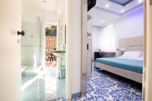 een slaapkamer met een bed en een badkamer bij B&b Palazzo Aranci in Sorrento
