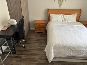a bedroom with a bed and a desk and a bed sidx sidx sidx at Comfortable room O in Kitchener