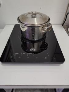 a pot sitting on top of a stove at Moderno Estudio PB - Entrada Autónoma, Equipado y Cerca de Todo in Mendoza