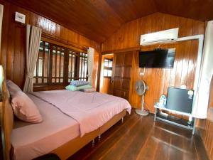 a bedroom with a bed and a flat screen tv at Gun Eng Resort กันต์เองรีสอร์ท in Ban Nong Nam Sang